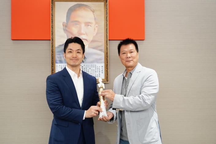 獻獎_本府辦理「2025潮臺北TRENDY TAIPEI」榮獲2026美國繆思創意獎「鉑金獎」，文化局蔡局長陳獻獎座。.JPG