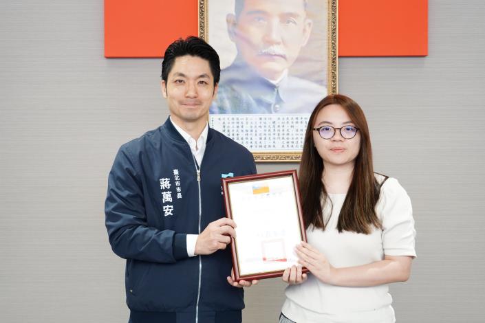 1150609_01_ 15_表揚本府114年度優良政府出版品，《現代美術期刊》，北美館陳又瑜約僱助理研究員代表受獎。.JPG