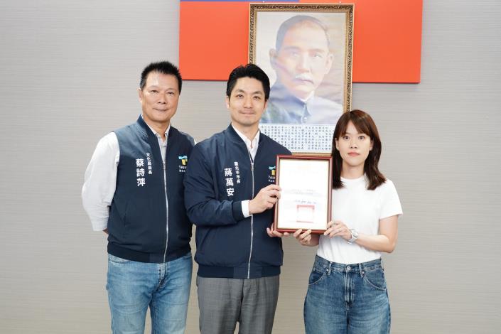 1150609_01_65_表揚本府114年度優良政府出版品，《喧囂的孤獨：臺灣膠彩百年尋道》，文化局長上臺一同合影留念。.JPG