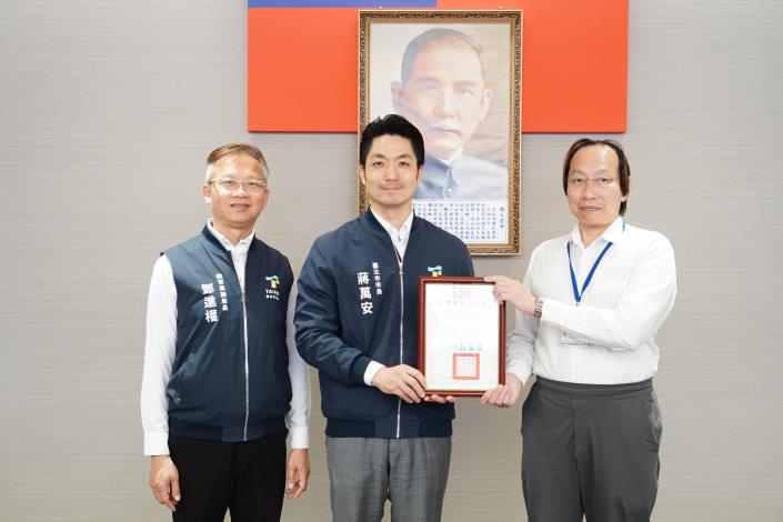 1150609_01_10_表揚本府114年度優良政府出版品，《臺北星空》，教育局鄧副局長上臺一同合影留念。.JPG
