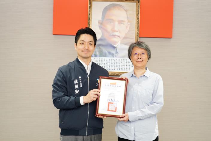 1150609_01_43_表揚本府114年度優良政府出版品，《地契中的歷史-館藏古文書選輯》，文獻館吳玉玲研究員代表受獎。.JPG