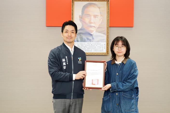 1150609_01_106_表揚本府114年度優良政府出版品，《第一本都市行動指南：如何從社區開始實踐》，更新處童郁雯聘用工程員代表受獎。.JPG