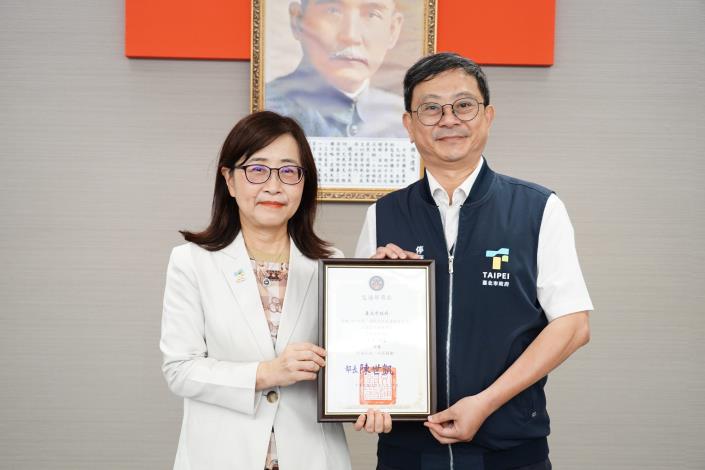 1150616_01_6_本府榮獲交通部114年運輸資料流通服務平臺TDX加盟協作績效評獎，「充電樁組第1組」特優，停管處劉處長陳獻獎狀。.JPG