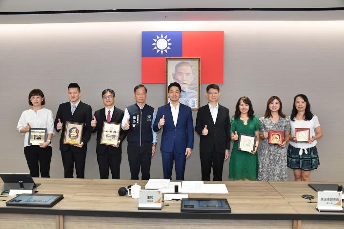 1150623_01_007_表揚本市114年度徵兵檢查作業績優醫院與醫事人員，請兵役局李局長、衛生局黃局長及全體受獎者與市長一同合影。.JPG