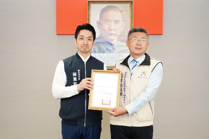 41.表揚支援本市0625強降雨後復原有功人員，彭文君先生上台受獎。.JPG