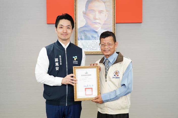 22.表揚支援本市0625強降雨後復原有功人員，許孔明先生上台受獎。.JPG