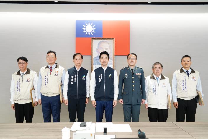 6.表揚支援本市0625強降雨後復原有功人員，兵役局長及第一梯次受獎同仁上台一同合影。.JPG