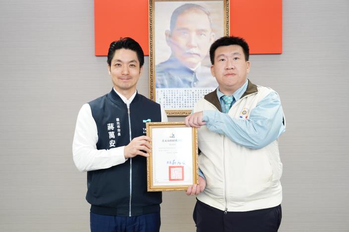 17.表揚支援本市0625強降雨後復原有功人員，慎志堯先生上台受獎。.JPG