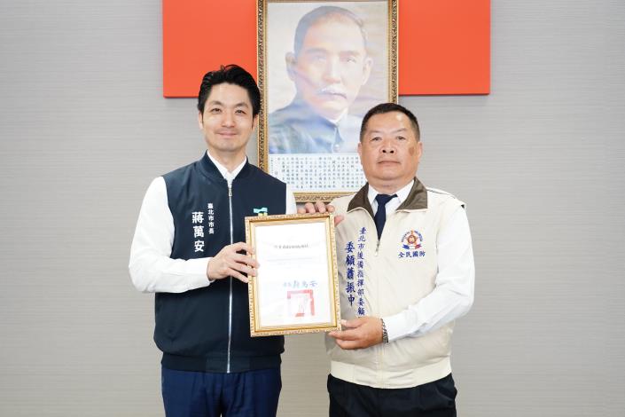 28.表揚支援本市0625強降雨後復原有功人員，蕭振中先生上台受獎。.JPG