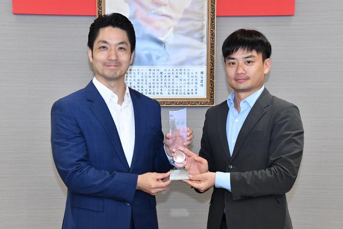 1150714_01_016_頒獻獎_許宜容攝_11樓_本府榮獲中國時報「全國縣市長施政滿意度調查」縣市長施政滿意度及10大面向金獎，研考會殷主委陳獻獎座。.JPG