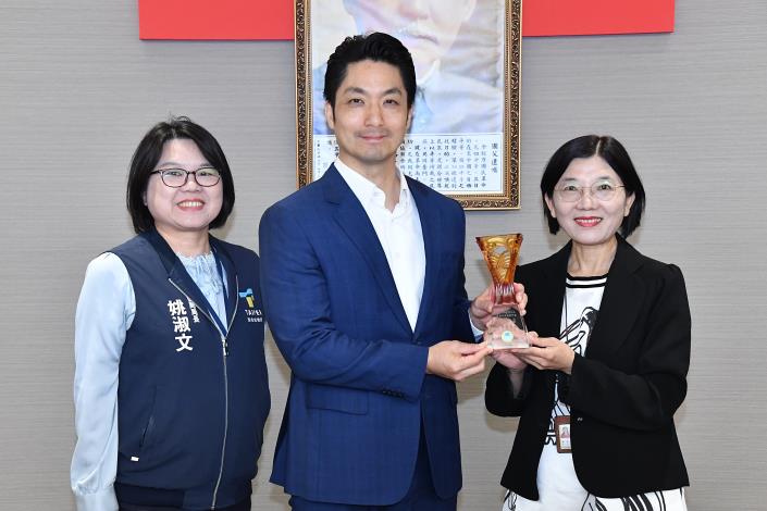 1150714_01_029_頒獻獎_許宜容攝_11樓_本市家防中心榮獲衛福部114年「老人保護預防性關懷服務方案評核暨獎勵計畫」第1組第2名，社會局姚局長上台一同合影。.JPG