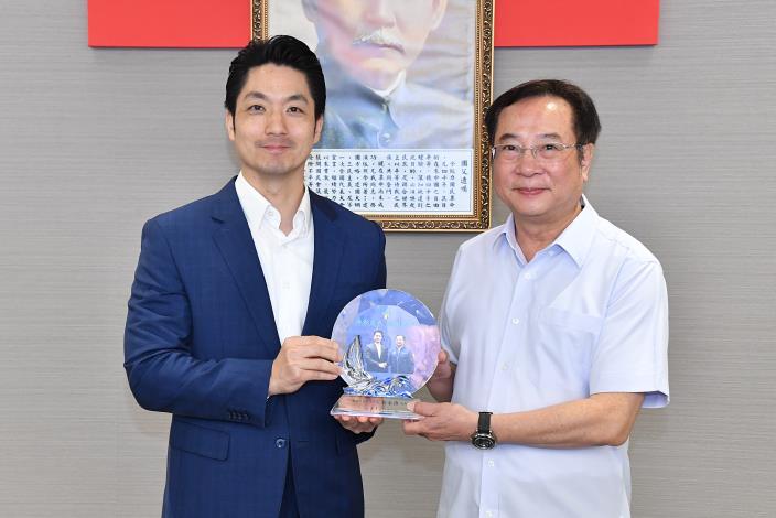 1150714_01_001_頒獻獎_許宜容攝_11樓_市長頒發劉永洀副局長退休紀念牌.JPG