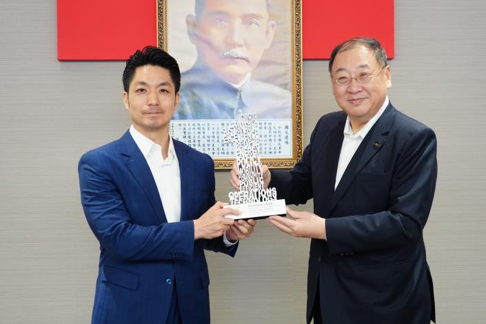01獻獎_捷運公司榮獲UITP Awards 2026卓越成就獎_捷運公司趙董事長陳獻獎盃.JPG