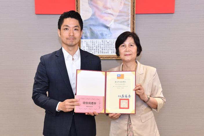 15頒獎_表揚本府114年菸害防制暨新興菸品稽查品質獎獲獎機關_期間限定配合獎_環保局邱一流副局長代表上臺受獎.JPG