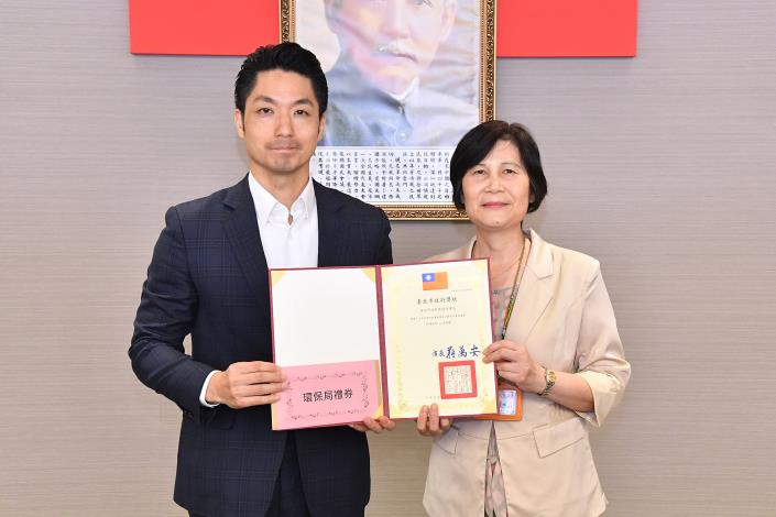 03頒獎_表揚本府114年菸害防制暨新興菸品稽查品質獎獲獎機關_特優獎_環保局邱一流副局長代表上臺受獎.JPG
