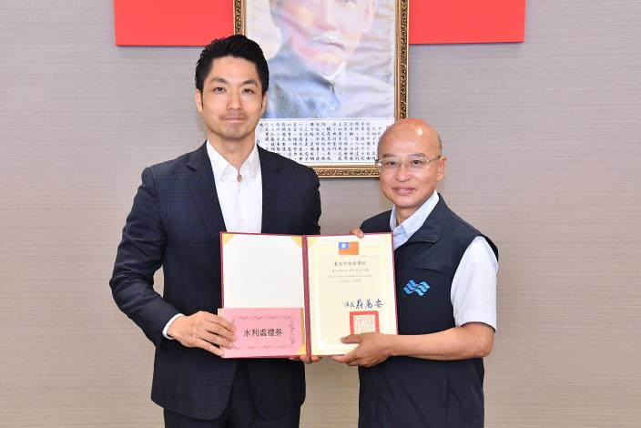 06頒獎_表揚本府114年菸害防制暨新興菸品稽查品質獎獲獎機關_特優獎_水利處張凱堯處長代表上臺受獎.JPG
