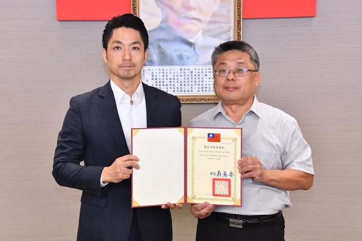 09頒獎_表揚本府114年菸害防制暨新興菸品稽查品質獎獲獎機關_優良獎_公園處吳文慶副處長代表上臺受獎.JPG