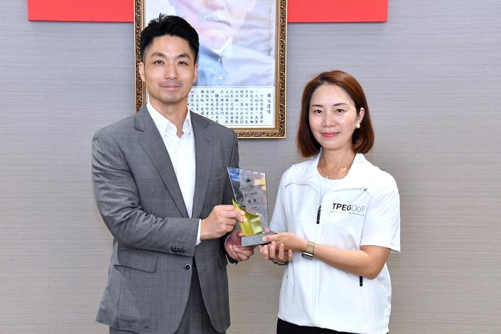 01獻獎_本府榮獲財政部114年度促進民間參與公共建設業務考核優等獎_財政局胡局長陳獻獎座.JPG