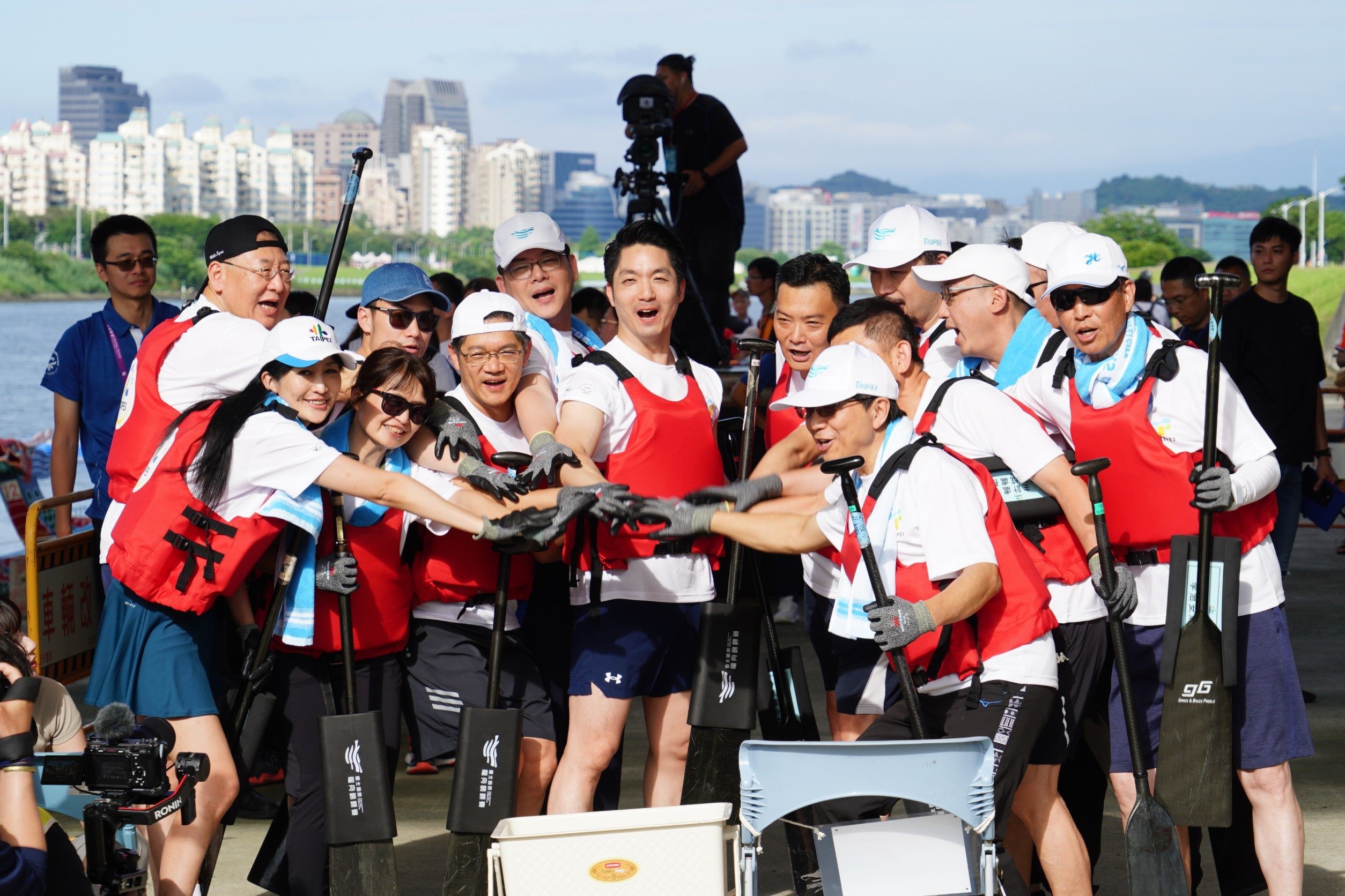 0608-Mayor Chiang Leads the Team of city officials in the Dragon Boat Championship