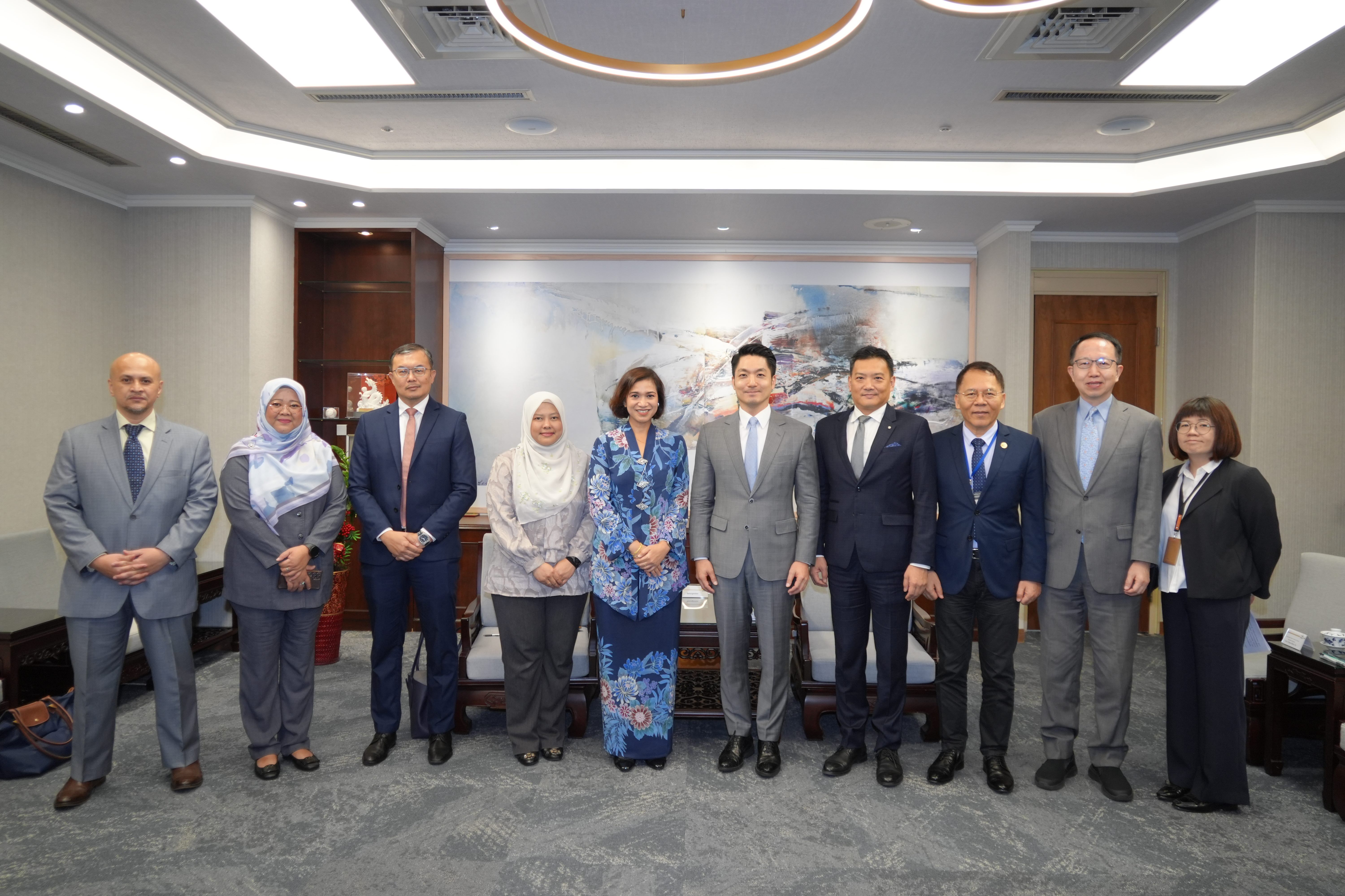 0625-Malaysian Representative Mrs. Aznifah Isnariah Binti Abdul Ghani pays a visit to Mayor Chiang