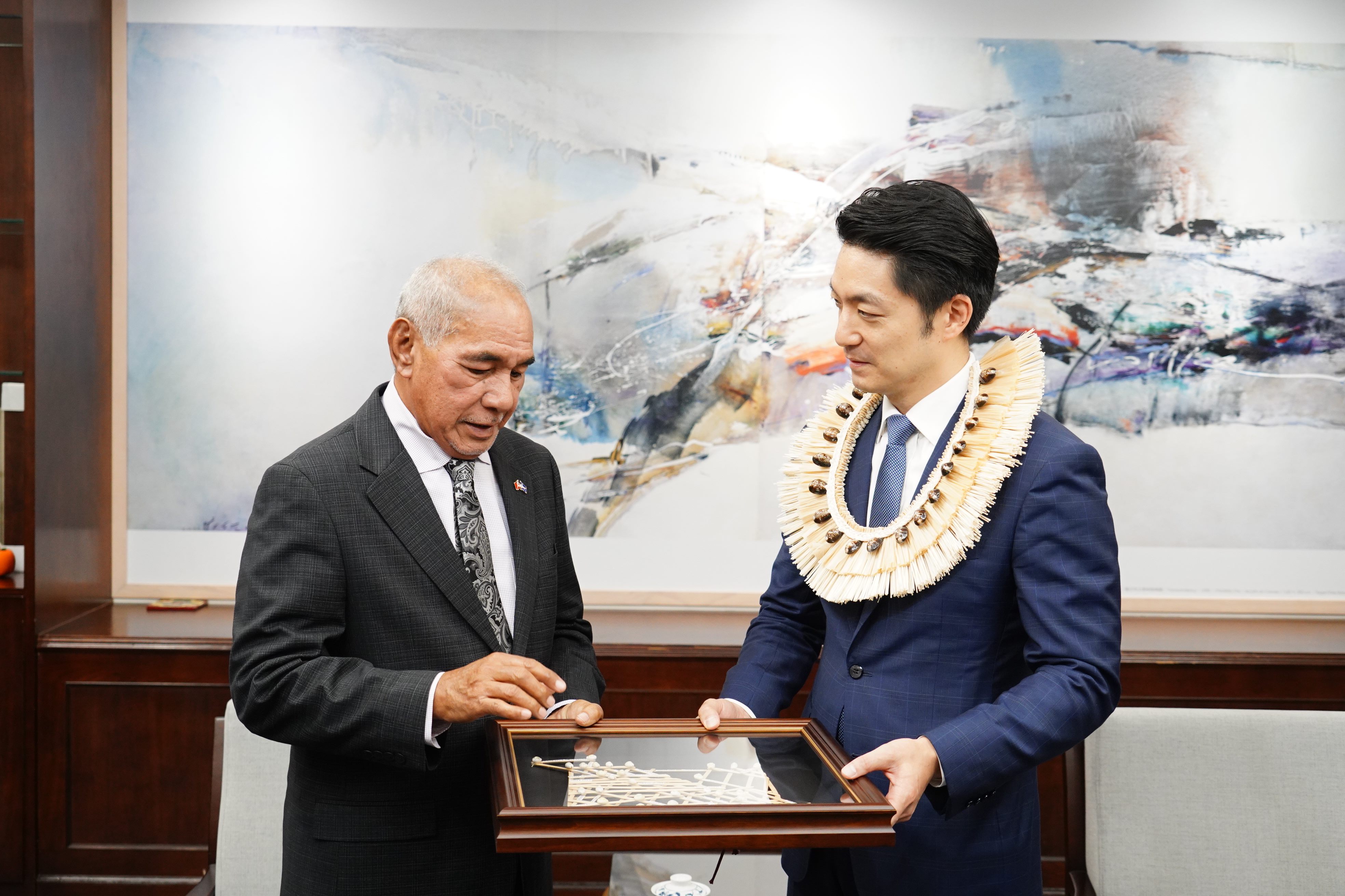 0715_Hon. Brenson Wase, Speaker of the Nitijela, Republic of the Marshall Islands pays a visit to Mayor Chiang