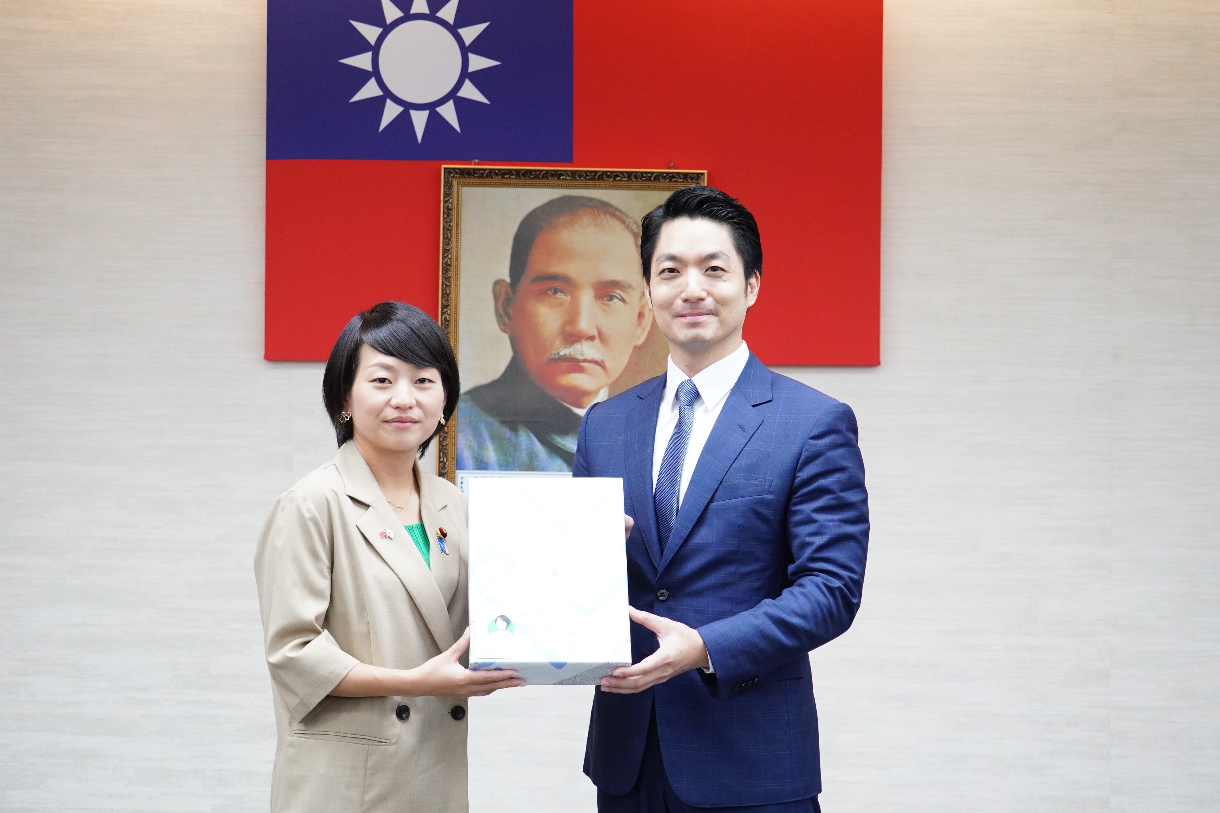 0821-Takako Suzuki, Director of the Youth Division of Japan's Liberal Democratic Party  pays a visit to Mayor Chiang