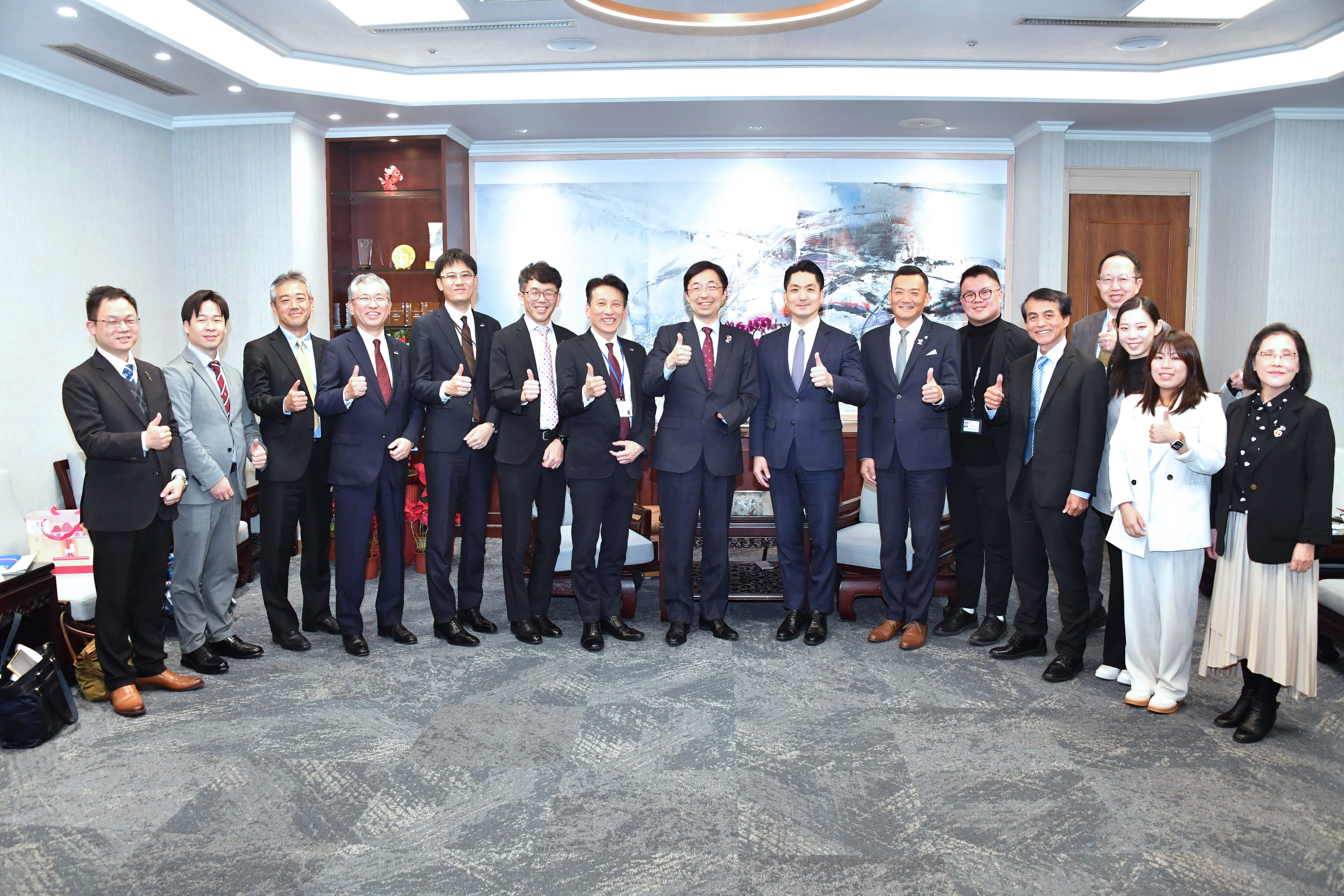 0112-Kumamoto Prefecture Governor Kimura Takashi leading a delegation to visit Mayor Chiang