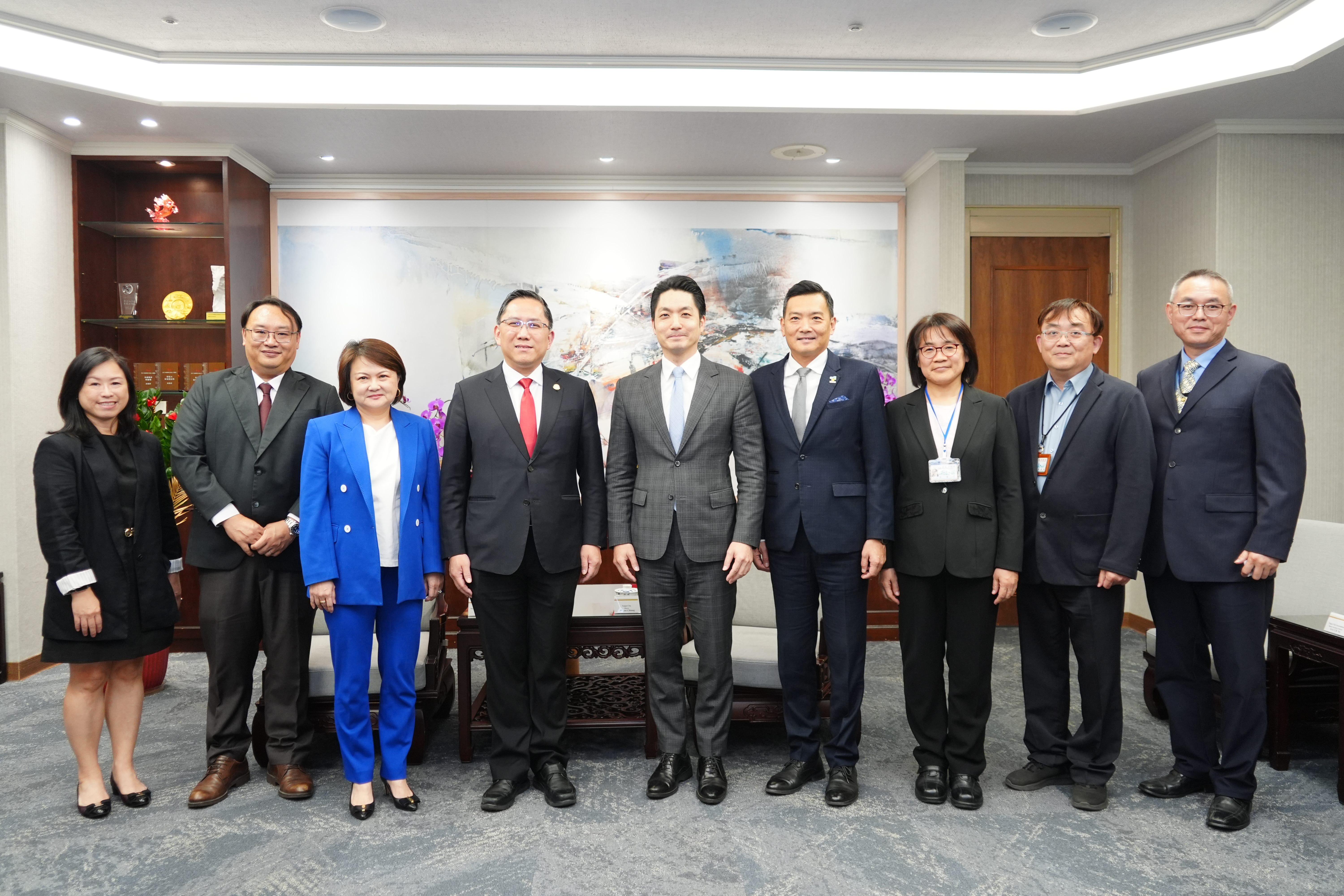 0317-Mayor Chiang receiving a delegation led by Alex Yam, Mayor of the Northwest District of Singapore