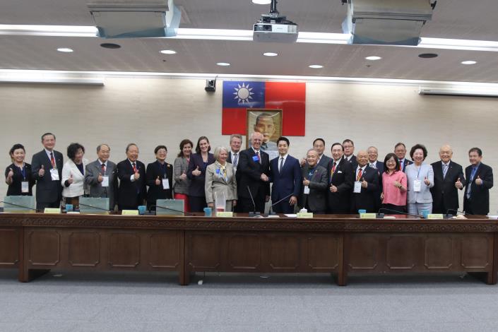 國際扶輪總部代表訪團一行拜會蔣萬安市長合影