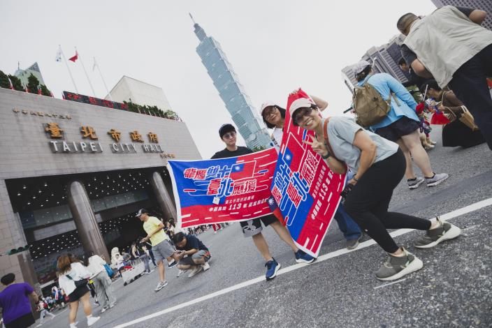 113年北市國慶升旗慢跑活動-民眾熱情留念