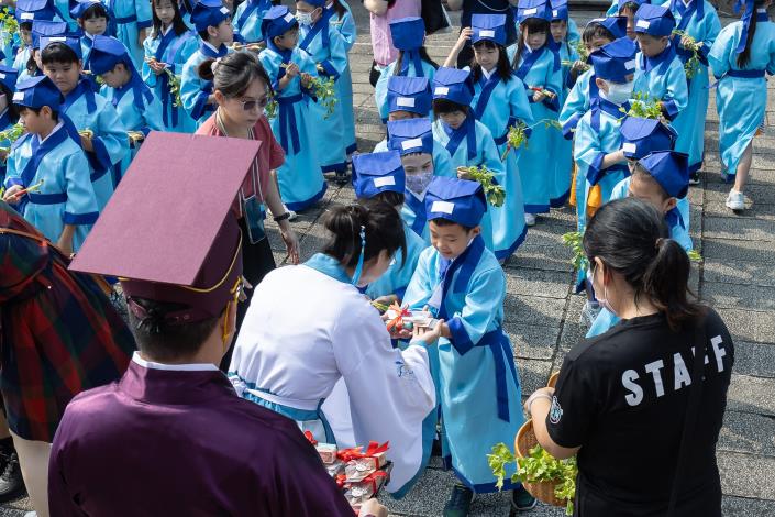 03老師送上臺北孔廟特製的回禮
