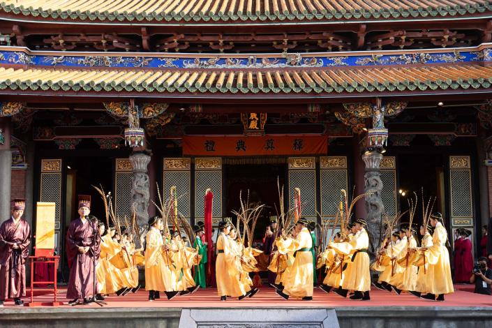 大龍國小優雅整齊的佾舞隊形