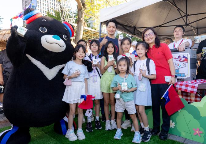台北市國慶升旗典禮慶祝活動-市長贈送鮮奶