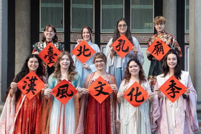 國際交換學生著漢服，展示書藝成果