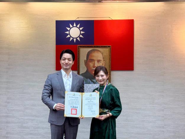 蔣萬安市長頒發傑出市民證書予華姵女士