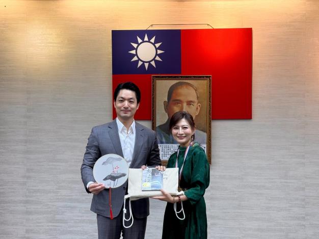 華姵女士將紀念CD贈送蔣萬安市長