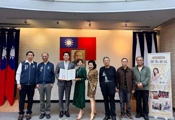 蔣萬安市長與傑出市民華姵女士及其家人、民政局長陳永德、信義區長方英祖合影