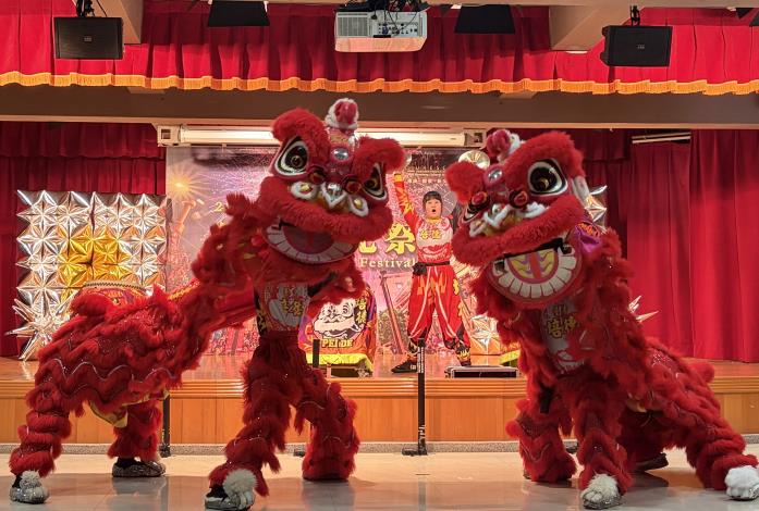 臺灣培德龍獅團現場演出「戰鼓齊鳴，雙獅獻瑞」