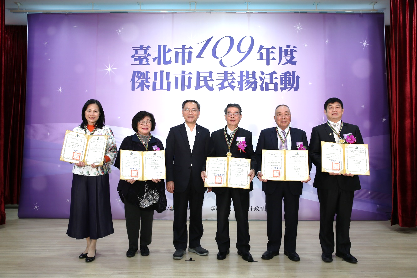 109年度獲獎傑出市民和蔡炳坤副市長合影