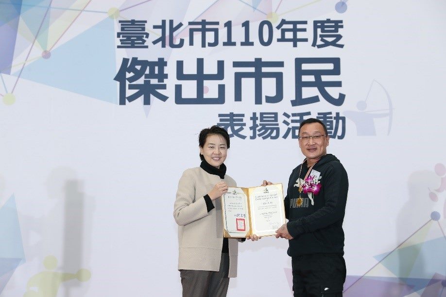 黃筱雯父親黃建福先生代表接受黃副市長頒獎表揚