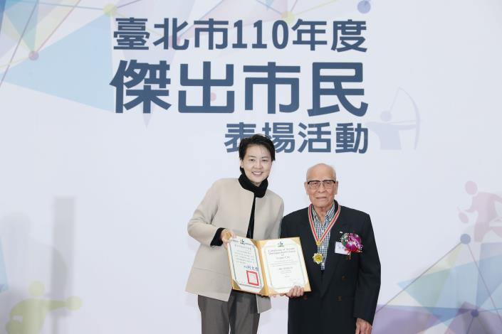 魏申福先生接受黃珊珊副市長頒獎表揚