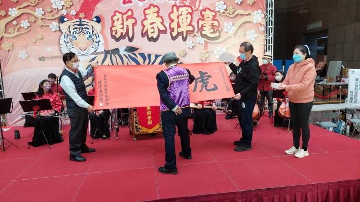 中華書法傳承學會創會理事長潘慶忠老師現場表演揮毫