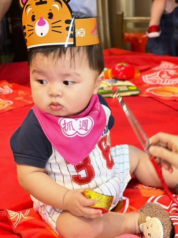孩子抓週試趣