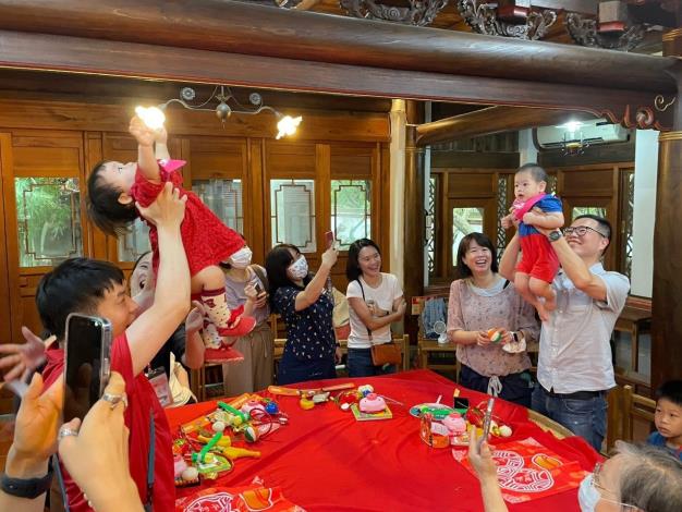 抓週報高高祝福孩子