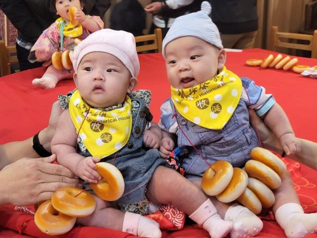 可愛的孩子在林安泰古厝收涎