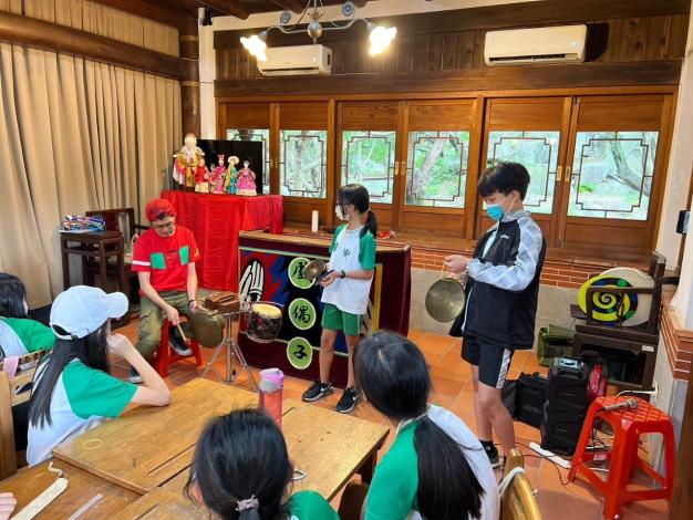 安泰小學堂體驗傳統偶戲後場