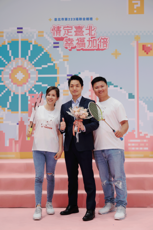 04-臺北市第223場聯合婚禮-市長與新人合影