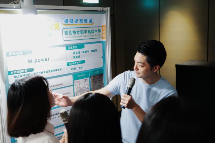 02 市長與提案學生交流.JPG