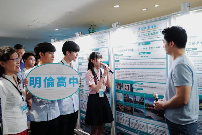 04 市長與提案學生交流.JPG
