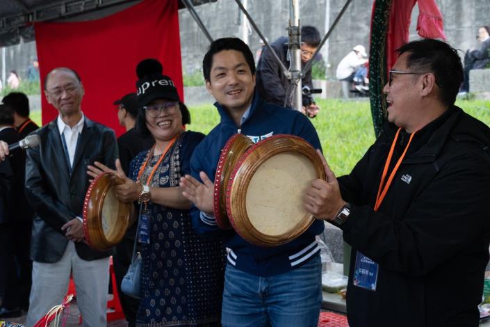 市長與馬來西亞新住民演奏傳統樂器手鼓